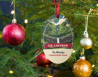 Personalisierter Weihnachtsschmuck aus der Grafschaft Leitrim, Glencar-Wasserfall-Holzkugel, Ornament mit irischem Familiennamen, Geschenk aus Leitrim