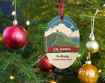 Personalisierter Weihnachtsschmuck aus County Down, Slieve Donard-Holzkugel, Schmuck mit irischem Familiennamen, Geschenk aus County Down