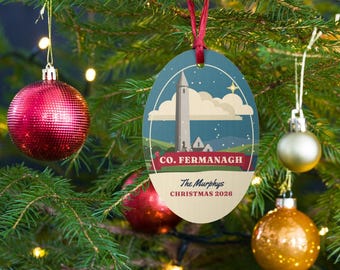 Personalisierter Weihnachtsschmuck aus der Grafschaft Fermanagh, Holzkugel von Devenish Island, Ornament mit irischem Familiennamen, Geschenk aus Fermanagh