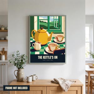 Peut inclure: Une affiche murale encadrée représentant une théière jaune, un petit pot à lait et deux tasses de thé sur une nappe à carreaux verts et blancs. L'arrière-plan montre une fenêtre ouverte sur un paysage vert. Le texte indique THE KETTLE'S ON TAKE YOUR TIME.