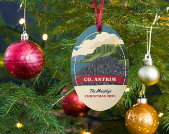 Personalisierter Weihnachtsschmuck aus County Antrim, Holzkugel vom Giant's Causeway, Ornament mit irischem Familiennamen, Geschenk aus Antrim