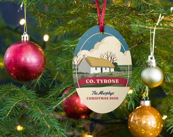 Personalisierter Weihnachtsschmuck aus der Grafschaft Tyrone, Holzkugel im Folk Park Cottage-Stil, Ornament mit irischem Familiennamen, Geschenk aus Tyrone