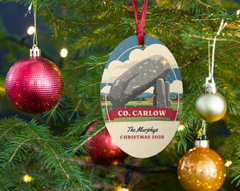 Personalisierter Weihnachtsschmuck aus der Grafschaft Carlow, Holzkugel mit Dolmenmotiv aus Brownshill, Ornament mit irischem Familiennamen, Geschenk aus Carlow