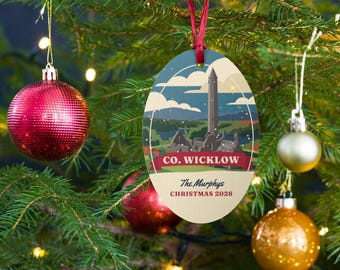 Personalisierter Weihnachtsschmuck aus der Grafschaft Wicklow, Holzkugel aus Glendalough, Ornament mit irischem Familiennamen, Geschenk aus Wicklow