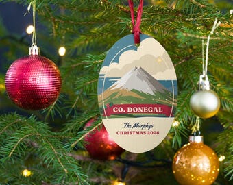 Personalisierter Weihnachtsschmuck aus der Grafschaft Donegal, Holzkugel mit irischem Familiennamen, Geschenk aus Donegal