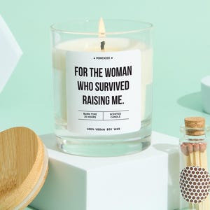 Funny Mum Gift Candle For the Woman Who Survived Raising Me Humorous Scented Keepsake for Mother’s Day Mum&#39;s Birthday Christmas Appreciation
