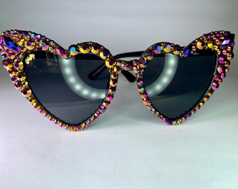 Festival Hen Do Bridal Party Lunettes de soleil avec strass et pierres précieuses. Nuances bling bling. Caractéristiques de l'hippocampe disco.