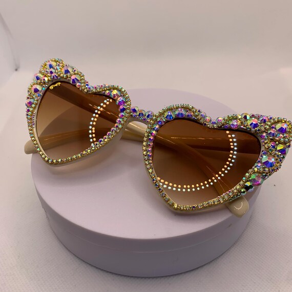 Occhiali da sole da sposa a forma di cuore con perle, occhiali da sposa e damigella personalizzati, regalo perfetto per matrimoni, addii al nubilato, addii al nubilato - Italia