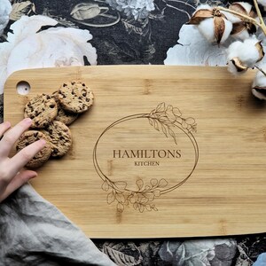 Tabla de cortar de bambú personalizada / Regalo personalizado / Regalos para ella / Regalos para él / Regalos para parejas / Opción de envolver para regalo / Diseño elegante / 38 cm