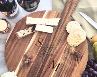 Tabla de servir personalizada de madera de acacia / Regalo con nombre y fecha / Tabla para pizza / Regalos para él / Regalos para ella / Decoración del hogar / Regalos para parejas / 50 cm