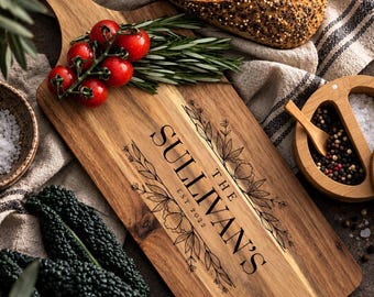 Tabla de cortar de madera de acacia personalizada / Nombre y fecha / Regalos para parejas / Tabla de cortar / Tabla de servir / Decoración del hogar / Diseño escandinavo / 45 cm