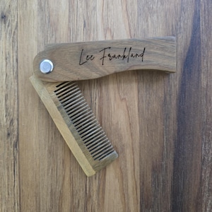 Personalisierter klappbarer Sandelholz Bart- und Schnurrbartkamm |  Individuell graviert | Geschenke für Ihn | Bartpflege