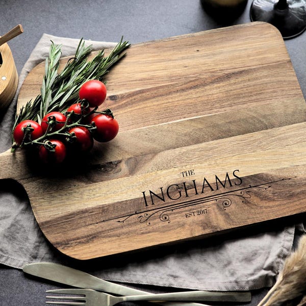 Personalisierte Akazien Holz Schneidebrett | Name & Datum Geschenk | Weidenbrett | Paar Geschenke | 44cm | Servierbrett | Käsebrett | Wohnkultur