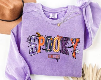 Sudadera de otoño con vibraciones espeluznantes de Comfort Colors® para Halloween, camiseta de otoño con una linda calabaza fantasma, top retro de Halloween, atuendo estético de otoño