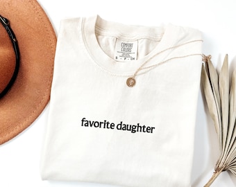 Camiseta bordada Comfort Colors® para hija favorita, divertida camiseta de regalo para hija, adorable camiseta familiar con humor, camiseta bordada minimalista, camiseta para hija favorita