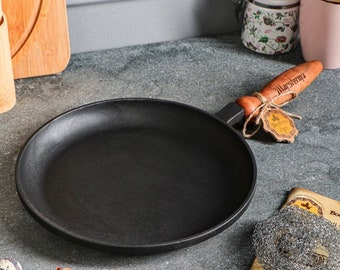 Poêle à crêpes en fonte de 24 cm/9,4 po. avec manche en bois amovible. Poêle ovale en fonte faite main. Poêles de service Casseroles pour cuisiner