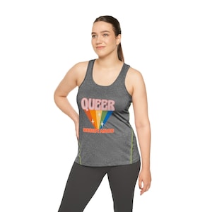 Könnte beinhalten: Ein graues Tanktop mit einem Regenbogen und dem Aufdruck "Queer Resistance" auf der Vorderseite.