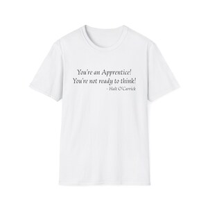Puede incluir: Camiseta blanca con la cita "You're an Apprentice! You're not ready to think! - Halt O'Carrick"