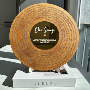 Decorazione in vinile in legno personalizzata, testo personalizzato della canzone nuziale inciso, regalo di anniversario in legno, testo del primo ballo, testo della canzone personalizzato