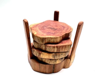Posavasos - Juego de posavasos de madera rústica con borde vivo de cedro, 4 piezas con soporte - Firmado