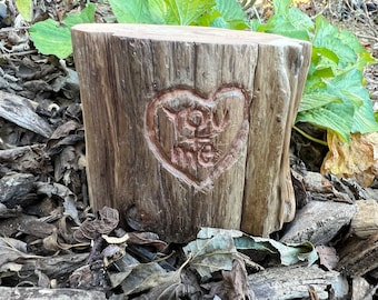 Tocón de cedro personalizado: tronco de cedro tallado a mano con forma de corazón y grabado con la palabra &quot;Tú + yo&quot;