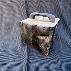 Rustikaler Türstopper aus verkohltem Holz - Dekorativer Balkenstopper