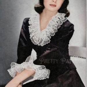 Könnte beinhalten: Ein Vintage-Kleid aus dunklem Samt mit weißem Spitzenkragen und Manschetten. Das Kleid hat lange Ärmel und einen V-Ausschnitt. Der Text "Pretty Patterns" ist im Bild zu sehen.