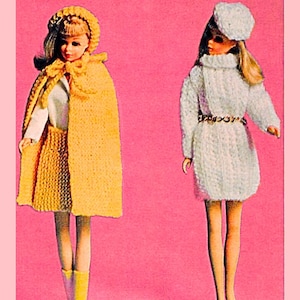 Può includere: Due bambole su sfondo rosa. Una bambola indossa un completo giallo lavorato a maglia: mantello, gonna, cappello e stivali. L'altra bambola indossa un abito bianco lavorato a maglia, cappello e scarpe, con una cintura dorata.