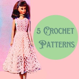 Może przedstawiać: Różowa sukienka na szydełku dla lalki. Sukienka ma delikatny wzór koronki i jest noszona przez lalkę z brązowymi włosami i opaską na głowę. Obraz zawiera również tekst "5 CROCHET PATTERNS".
