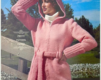 Modello per maglia con cappuccio – Giacca con cerniera e cintura in filato spesso per donna in formato PDF