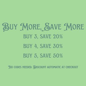 Op de afbeelding: Groene achtergrond met witte tekst die "BUY MORE, SAVE MORE" luidt, gevolgd door drie regels tekst: "BUY 3, SAVE 20%", "BUY 4, SAVE 30%" en "BUY 5, SAVE 50%". De laatste regel tekst luidt "NO CODES NEEDED. DISCOUNT AUTOMATIC AT CHECKOUT".