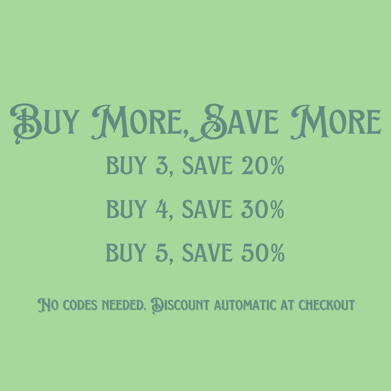 Op de afbeelding: Groene achtergrond met witte tekst die "BUY MORE, SAVE MORE" luidt, gevolgd door drie regels tekst: "BUY 3, SAVE 20%", "BUY 4, SAVE 30%" en "BUY 5, SAVE 50%". De laatste regel tekst luidt "NO CODES NEEDED. DISCOUNT AUTOMATIC AT CHECKOUT".