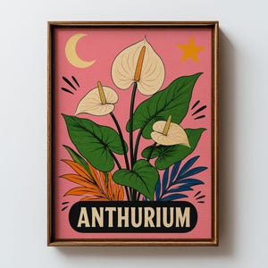 Könnte beinhalten: Ein gerahmter Wandkunstdruck mit rosa Hintergrund und einer zentralen Illustration einer Anthurienpflanze mit weißen Hochblättern und grünen Blättern. Ein gelber Halbmond und ein Stern sind oben abgebildet, mit orangefarbenem und blauem Laub unter dem Text ANTHURIUM.