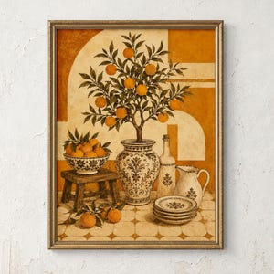 Könnte beinhalten: Ein gerahmter Kunstdruck mit einem Stillleben, das einen Orangenbaum in einer gemusterten Keramikvase, eine Schale mit Orangen auf einem Holzhocker, eine Glasflasche, einen Krug und einen Stapel Teller auf einem Fliesenboden in warmen Gelbtönen zeigt.