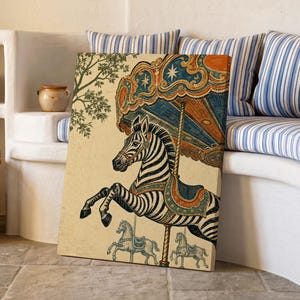 Könnte beinhalten: Ein rechteckiger Leinwanddruck mit einer Illustration im Vintage-Stil von einem Karussell-Zebra. Das Zebra ist schwarz-weiß mit einem dekorativen Sattel und unter einem blau-orangen Baldachin positioniert. Zwei kleinere Pferde sind zu sehen.