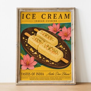 Könnte beinhalten: Ein gerahmtes Poster im Vintage-Stil mit zwei Kulfi-Eis am Stiel auf einer dunklen ovalen Platte, garniert mit Pistazien und Safran. Der gelbe Hintergrund zeigt den Text ICE CREAM INDIAN CUISINE und TASTES OF INDIA Atithi Devo Bhava.