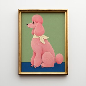 Könnte beinhalten: Ein gerahmter Kunstdruck, der einen rosa Pudel im Profil zeigt. Der Hund trägt ein cremefarbenes Halstuch vor einem einfarbigen salbeigrünen Hintergrund und auf einem dunkelblauen Untergrund. Das Bild ist in einem dünnen, goldfarbenen Rahmen.