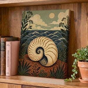 Könnte beinhalten: Ein rechteckiger Leinwanddruck mit einem großen, beigen Nautilus-Gehäuse im Vordergrund. Der Hintergrund zeigt einen stilisierten Ozean mit dunkelblauen Wellen, einer blassgelben Sonne und Wolken, eingerahmt von dunkelgrünem Blattwerk und Pflanzen.