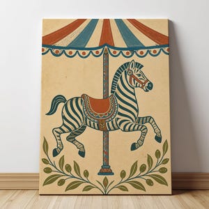 Könnte beinhalten: Ein rechteckiger Wandkunstdruck mit einem Karussell-Zebra mit schwarzen und weißen Streifen, einem roten Sattel und einem Zaumzeug. Das Zebra befindet sich unter einem gestreiften Baldachin in Rot und Blau, mit einem Olivenzweig-Motiv unten.