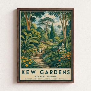 Könnte beinhalten: Ein gerahmtes Reiseplakat mit einer üppigen botanischen Gartenlandschaft, hohen Bäumen, Steinstufen und leuchtend gelben sowie orangefarbenen Blumen. Der Text unten lautet KEW GARDENS, NEAREST STATION, DISTRICT LINE, KEW GARDENS STATION, TW9 3AB.