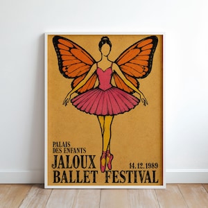 Pode incluir: Um cartaz retangular com uma ilustração central de um bailarino com grandes asas de borboleta cor de laranja, um tutu cor-de-rosa e sapatilhas de ballet. O fundo é amarelo mostarda com o texto preto PALAIS DES ENFANTS JALOUX BALLET FESTIVAL 14.12.1989.