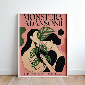 Könnte beinhalten: Ein rechteckiger Wandkunstdruck mit dem Text MONSTERA ADANSONII und BRING NATURE INTO YOUR HOME. Die Illustration zeigt zwei Figuren mit schwarzem Haar, die eine grüne Monstera-Pflanze vor einem rosa Hintergrund mit abstrakten Formen halten.