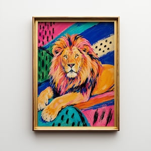 Könnte beinhalten: Ein gerahmter Kunstdruck mit einer lebendigen, malerischen Darstellung eines Löwen mit gold-orangener Mähne. Der Hintergrund besteht aus kräftigen, abstrakten diagonalen Streifen in Blau-, Rosa- und Grüntönen, akzentuiert durch schwarze Pinselstrichmuster.