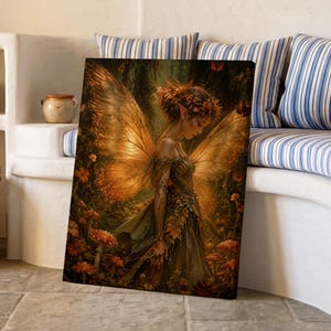 Könnte beinhalten: Ein rechteckiger Leinwanddruck mit einer Fantasy-Illustration einer Fee mit großen, leuchtend goldenen Flügeln und einem grünen Kleid mit Blattstruktur. Die Fee ist von einem dunklen, verwunschenen Wald mit orangefarbenen Pilzen umgeben.