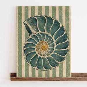 Könnte beinhalten: Ein rechteckiger Wandkunstdruck mit einem großen, spiralförmigen Nautilus-Gehäuse in tiefen Blau- und Petroltönen mit einem goldenen Zentrum. Das Gehäuse ist vor einem Hintergrund aus vertikalen, abgenutzten hellgrünen und cremeweißen Streifen zentriert.