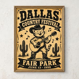 Puede incluir: Un póster enmarcado con fondo beige e ilustración en tinta negra. Muestra un gato con sombrero de vaquero y botas, tocando una guitarra acústica. El texto dice: DALLAS COUNTRY FESTIVAL, FAIR PARK, JUNE 13 - 1998, con iconos de cactus y notas musicales.
