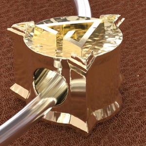 Può includere: Un ciondolo dorato con un design triangolare. Il ciondolo è attaccato a una catena d'argento.
