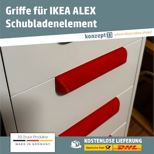 Könnte beinhalten: Rote Kunststoff-Schubladengriffe für IKEA ALEX Schubladenelemente. Die Griffe sind aus 3D-gedrucktem Kunststoff und tragen die Aufschrift "3D Druck Produkte MADE IN GERMANY".