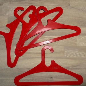 4 Rode kunststof design kleerhangers, midcentury modern, circa 1970
