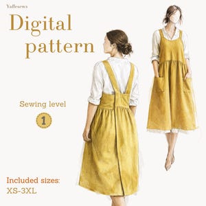 Può includere: Modello di cucito digitale per un abito grembiule giallo senape. L'immagine mostra una donna che indossa l'abito grembiule sopra una camicetta bianca. Il testo include "Digital pattern", "Sewing level 1" e la taglia XS-3XL.